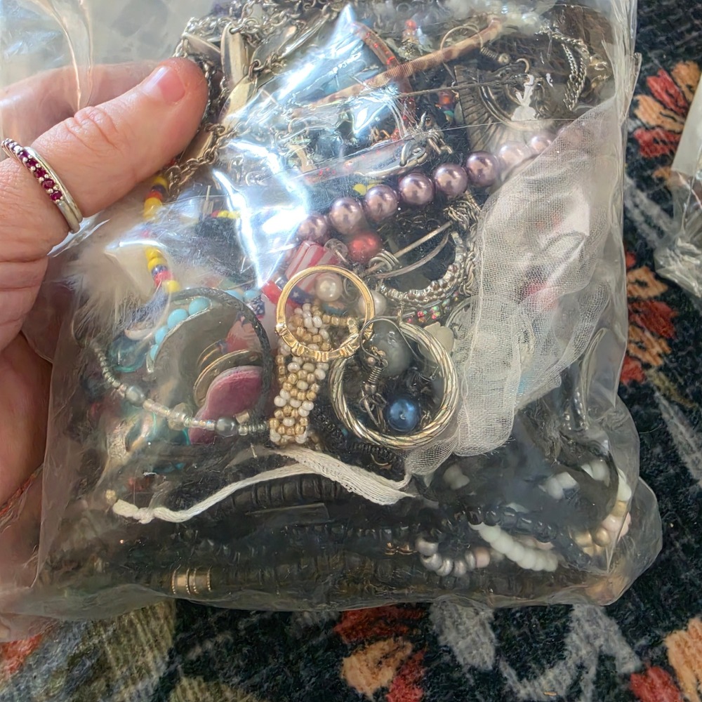 2.5lb Mixed Jewelry Lot Wearable Craft Beaded Necklaces Bracelets Earrings - Picture 6 of 6
